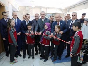 Domaniç Ortaokulu’na kütüphane
