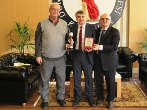 Çini sanatçısı Üstünkaya’dan Rektör Uysal’a ziyaret