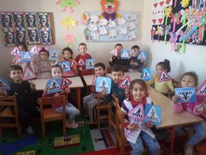 Öğrencilere oyunlarla trafik kuralları öğretiliyor
