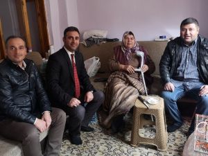 Liseli öğrenciler bakıma muhtaç ailelerin evlerini temizledi