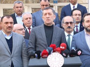Bakan Selçuk: "Van’da ilçelerimizde birkaç köy okulunda ufak çaplı hasar meydana geldi"