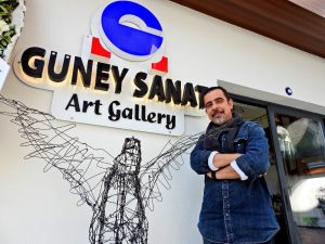 Ödüllü ressam Çeşme’de sanat galerisi açtı