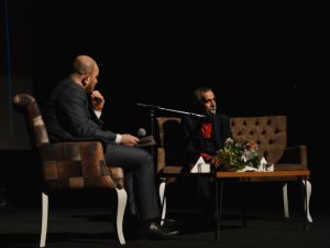 Oyuncu Turgay Tanülkü sinemaseverlerle Esenler’de bir araya geldi