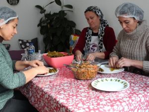 Alaşehirli kadınlar ev ekonomisine destek oluyor