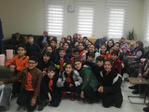 Alaşehirli öğrencilerden Alzheimer hastalarına moral