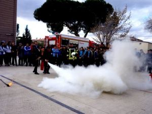 Sarıgöl’de öğrencilere uygulamalı yangın eğitimi