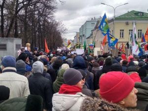 Sokağa inen binlerce protestocu Putin’in istifasını istedi