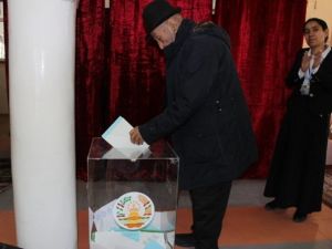 Tacikistan’da halk, parlamento seçimleri için sandık başında