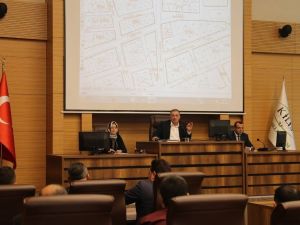 Belediye meclisinde şehitler için saygı duruşu