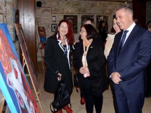 Kuşadası’nda 16 kadın ressamın eserlerinin yer aldığı sergi açıldı