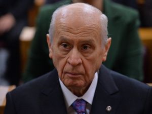 Bahçeli: "Görev düşsün, ihtiyaç olsun, bayrağımı alır, silahımı kuşanır, besmelemi çeker koşa koşa cepheye gider, mevziye girerim" (2)
