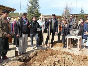 Müslüm Gürses’in ismi Şükran Köyü’nde dikilen çınar ve büstüyle yaşatılacak