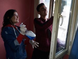 Liseli öğrenciler bakıma muhtaç ailelerin evlerini temizliyor