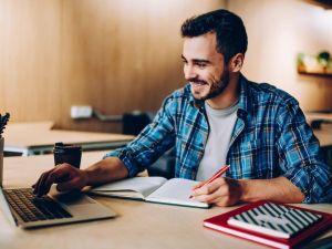 Online eğitim pazarı üniversitelerin desteğiyle büyüyor