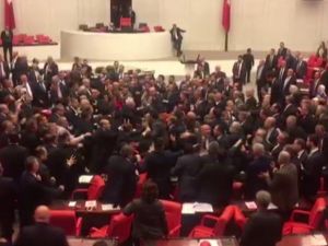 CHP’li Engin Özkoç’un Cumhurbaşkanı Erdoğan’a hakaret içerikli sözleri nedeniyle TBMM Genel Kurulunda kavga çıktı.