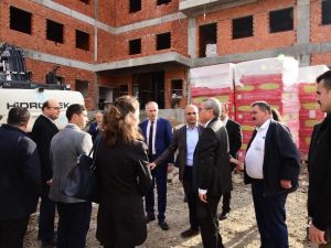 Vali Deniz, yapımı süren okullarda incelemelerde bulundu