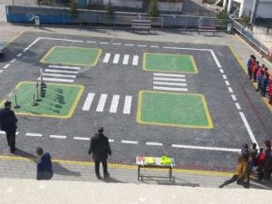 Okul bahçesine trafik eğitim parkuru