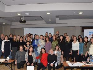 Çocuklarda cep telefonu ve tablet kullanımı omurga problemine yol açıyor