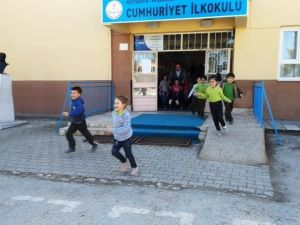 İlkokulda deprem ve personel tahliye tatbikatı