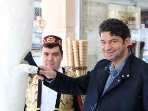 Hakan Taşıyan satırla Maraş dondurması kesti