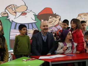 Bakan Soylu, konteyner kentte çocuklarla bir araya geldi