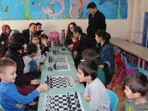 Velileriyle birlikte satranç öğreniyorlar