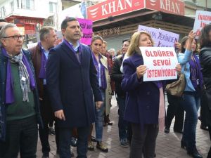 Kuşadası’nda kadınlar günü yürüyüşüne büyük ilgi