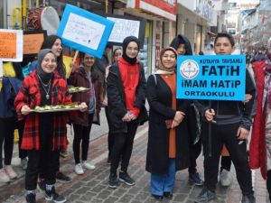 Tavşanlı’da öğrenciler sokakta sigaranın zararlarını anlattı