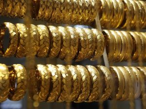 Petrol fiyatları sert düştü, altın yükseldi