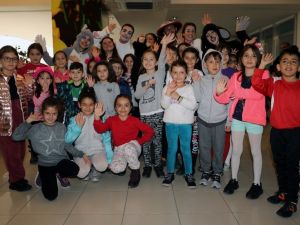 Menteşe Belediye Tiyatrosu çocukları güldürdü