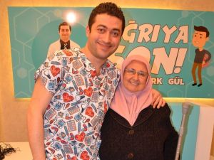 Koltuk değneğiyle girdi, yürüyerek çıktı