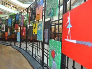 Öğrenciler tanık olduğu kadına şiddet olaylarını resmedip sergi açtı