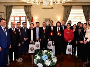 Vali Deniz, geleceğin bilim insanlarını ödüllendirdi