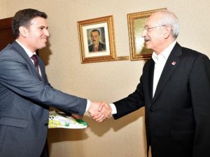 Kılıçdaroğlu’na Edremit Gürespor forması hediye edildi