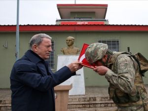 Bakan Akar, İngiltere Savunma Bakanı Wallace ile sınır hattını ziyaret etti