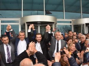 Başkan Aydar’a destek için belediyeye akın ettiler