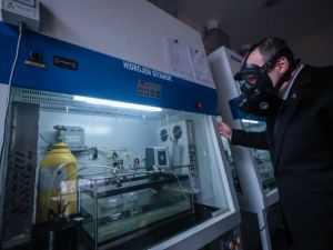 Bakan Varank maske fabrikasını ziyaret etti: