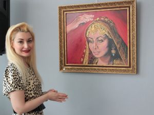 Çizdiği resimlerle umutsuzluğun önüne geçen kadınları betimliyor