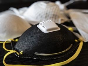 MEB, dezenfektan solüsyonların ardından meslek liselerinde maske üretimine de başladı