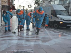 Kuşadası Belediyesi cadde ve sokakları da dezenfekte ediyor