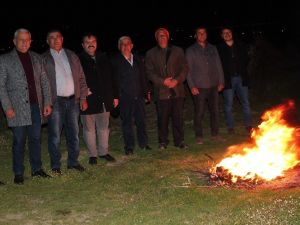 Üzüm bağları dondan zarar görmesin diye lastik yaktılar
