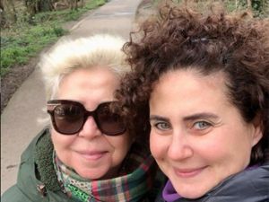 Ünlü oyuncu İngiltere’den Türkiye’ye son uçakla gelebildiğini söyledi