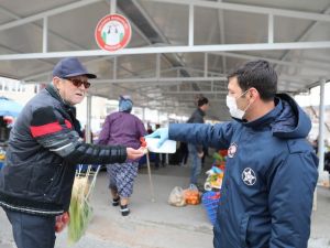 Zabıtadan vatandaşlara dezenfektan jel