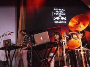 Evde Çal konserlerinin bugünkü konuğu Akın Sevgör olacak