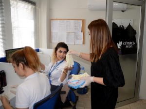 Kuşadası’nda belediye personeline maske ve eldiven dağıtıldı