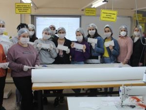 Her gün köyden gelip gönüllü olarak maske üretiyor