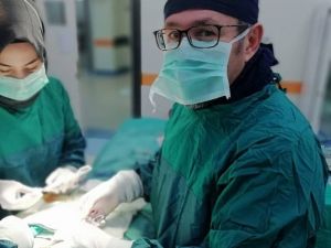 Manisalı doktor: “Korkuyoruz ama korkumuzu bir yana atıp mücadele ediyoruz”