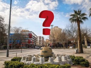 Türkiye’nin en büyük cam horoz heykelini montaj ile kümesine gönderdiler