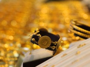 Altın sert yükselişinin ardından tarihi rekorunu yeniledi