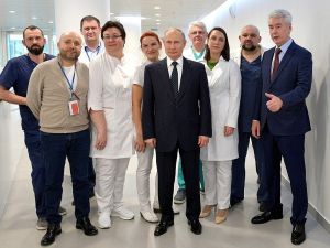 Rusya lideri Putin’den koruyucu tulum ve maskeyle hastaneye ziyaret